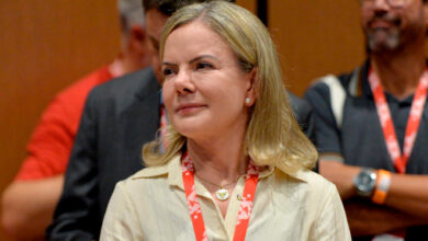 Gleisi agradece Hugo Motta por suspensão do deputado Gilvan da Federal