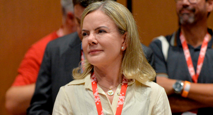 Gleisi agradece Hugo Motta por suspensão do deputado Gilvan da Federal