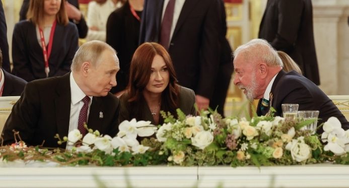 Lula critica tarifas dos EUA em reunião com Putin e defende multilateralismo
