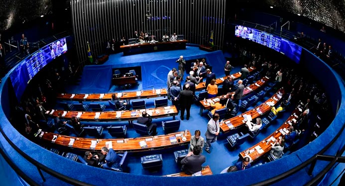 Senado aprova projeto que proíbe atletas e influencers em anúncio de bets