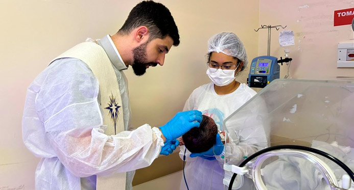 Bebê com malformação no sistema nervoso é batizado na UTI Neonatal de hospital do ES