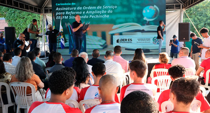 Governador inaugura quadra poliesportiva e autoriza reforma de escola na Serra
