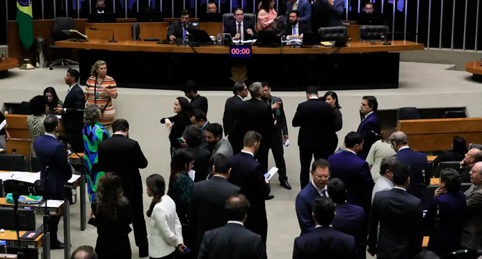 Governo ainda avalia se vai ao Supremo por IOF, diz AGU