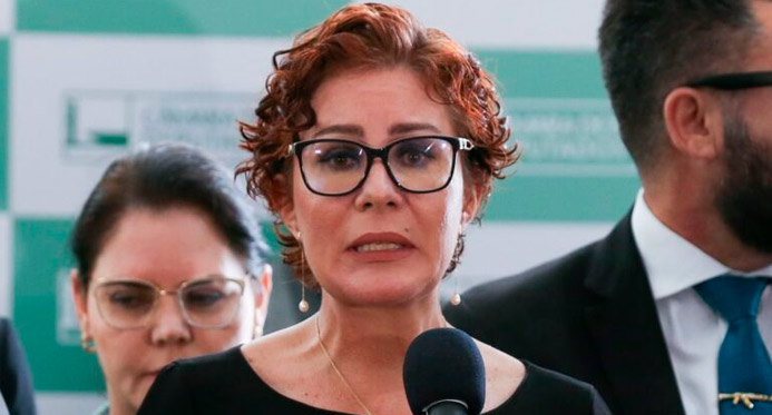 Interpol inclui Carla Zambelli na lista de foragidos internacionais