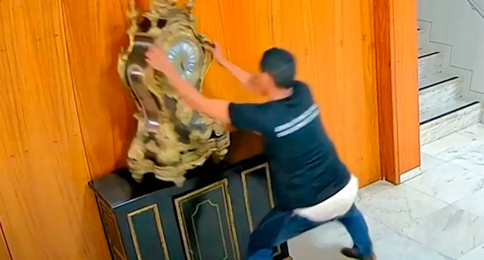 Moraes manda prender homem que quebrou relógio histórico do Planalto