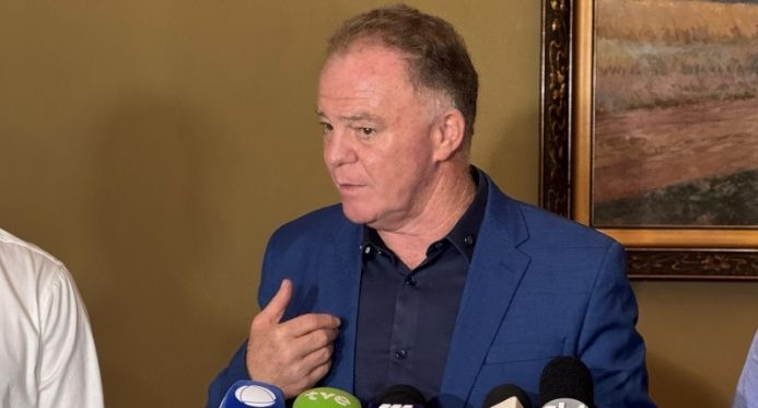 Casagrande critica "razão ideológica" de tarifas de Trump e defende cautela do governo federal