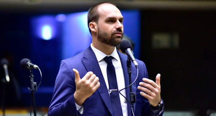 Eduardo Bolsonaro pede para seguidores agradecerem Trump após taxa imposta ao Brasil