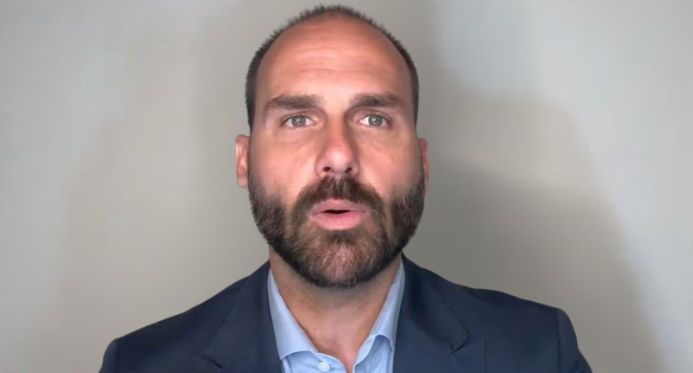 Em tom de ameaça, Eduardo Bolsonaro exige anistia e culpa Moraes e Lula por tarifa de Trump