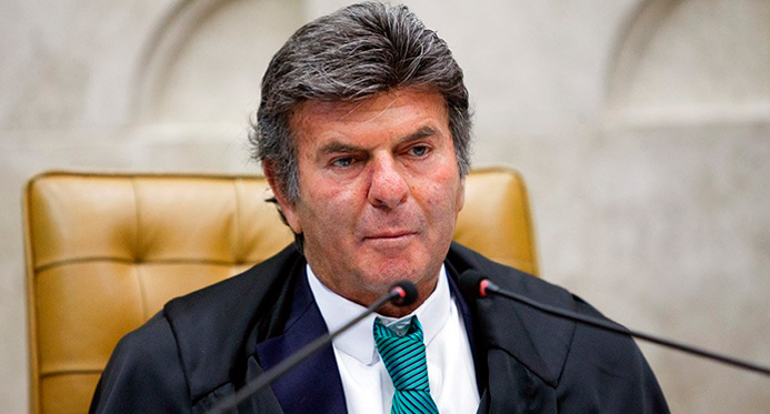 Fux diverge de Moraes e vota contra cautelares impostas a Bolsonaro