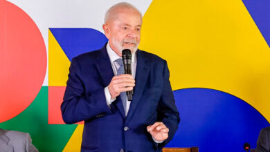 Lula ironiza discurso da direita: "Brasil acima de tudo, mas antes os EUA"