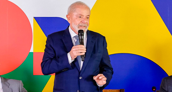 Lula ironiza discurso da direita: "Brasil acima de tudo, mas antes os EUA"