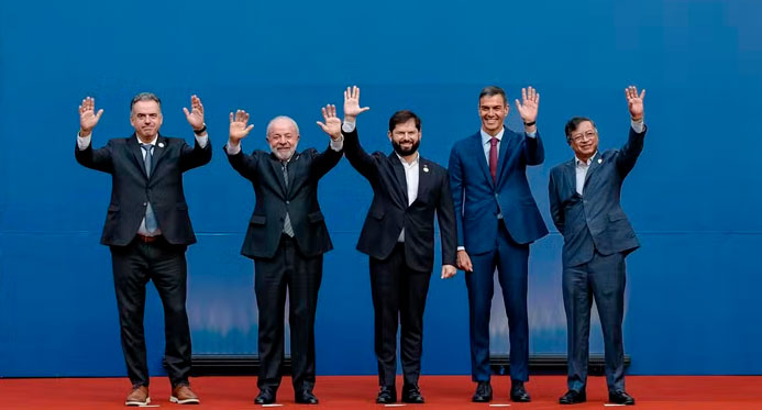 Sem citar tarifaço, Lula critica intervencionismo durante reunião no Chile