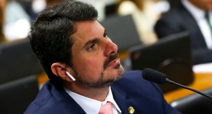 Senador do ES, Marcos do Val viaja aos EUA mesmo com passaporte bloqueado pelo STF
