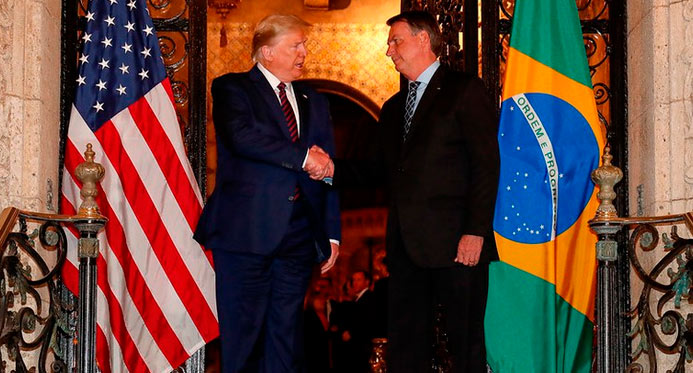 Trump volta a defender Bolsonaro nas redes sociais: "Caça às bruxas!!!"