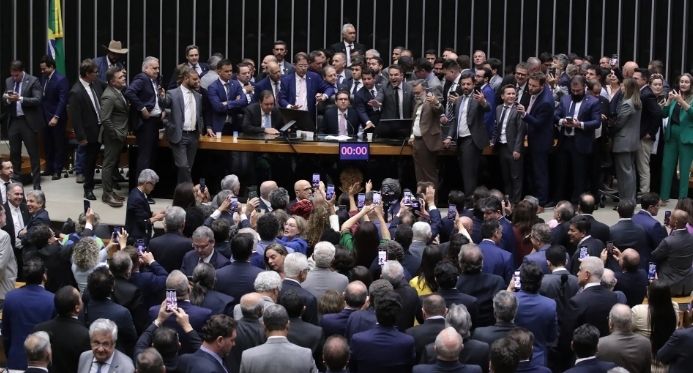 Após motim bolsonarista na Câmara, Motta retoma trabalhos e pede respeito