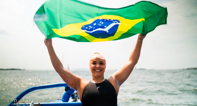 Atleta capixaba dá a volta na Ilha de Manhattan, em Nova Iorque, após 8 horas de nado