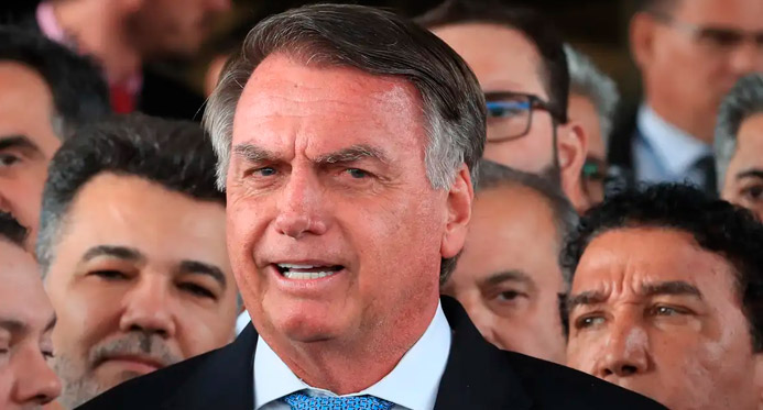 Defesa de Bolsonaro diz que foi surpreendida com prisão domiciliar