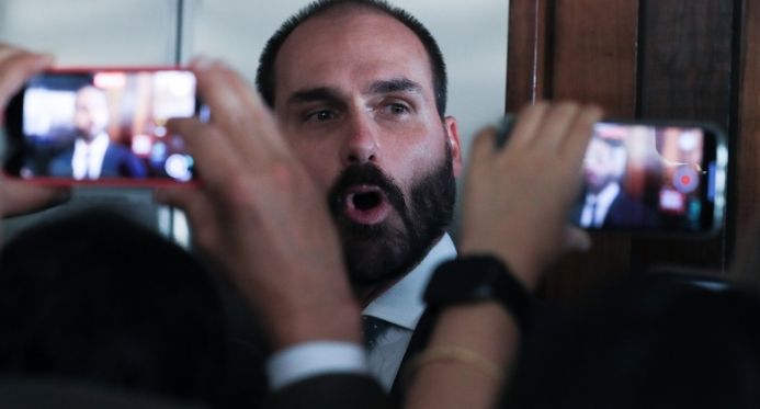 Eduardo Bolsonaro vira alvo de ação no STF por articulação contra o Brasil