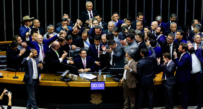 Hugo analisa imagens e avalia punir deputados que tumultuaram a Câmara