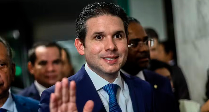 Hugo envia pedidos de cassação de Eduardo Bolsonaro ao Conselho de Ética
