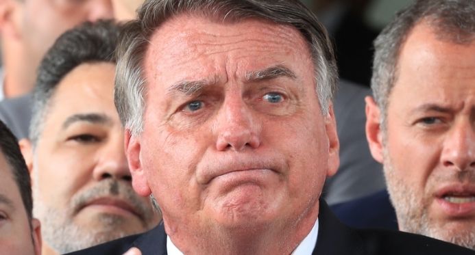 Moraes decreta prisão domiciliar de Bolsonaro por descumprir medidas cautelares