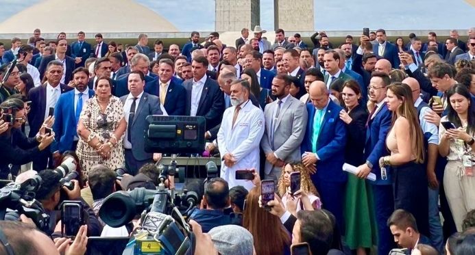 Oposição protesta contra prisão domiciliar de Bolsonaro e prometem obstruir Congresso