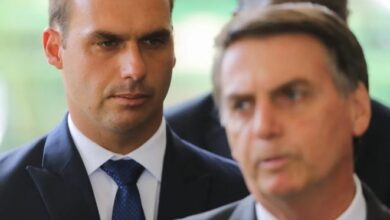 PF indicia Jair e Eduardo Bolsonaro por obstruir julgamento do golpe