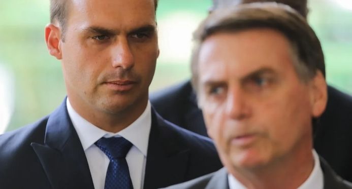 PF indicia Jair e Eduardo Bolsonaro por obstruir julgamento do golpe
