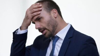 Web resgata críticas de Eduardo Bolsonaro à prisão domiciliar, agora imposta a seu pai