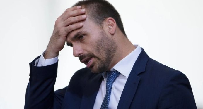 Web resgata críticas de Eduardo Bolsonaro à prisão domiciliar, agora imposta a seu pai