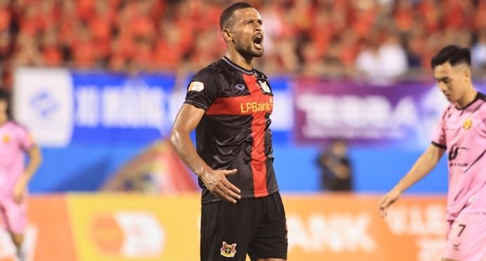 Atacante capixaba Daniel dos Anjos se destaca no futebol do Vietnã