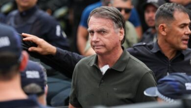 Bolsonaro pede que filho 'feche a boca', mas Eduardo o vê como 'refém' e intensifica ataques