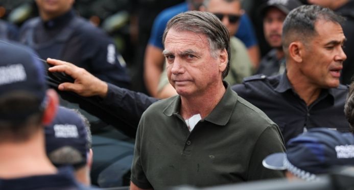 Bolsonaro pede que filho 'feche a boca', mas Eduardo o vê como 'refém' e intensifica ataques