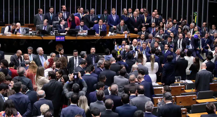 Câmara aprova urgência para projeto de anistia a golpistas