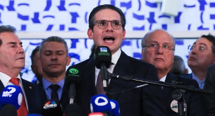 Centrão negocia barrar anistia a Bolsonaro em troca de blindagem parlamentar