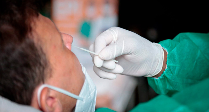 Covid-19 não desapareceu e casos continuam ocorrendo, alerta médico