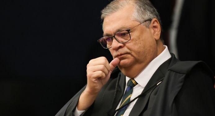 Dino afirma que parlamentar não pode exercer 'mandato remoto'