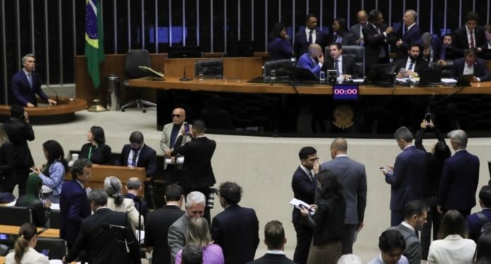 Em dia intenso, Congresso aprova medidas sobre merenda escolar, energia e precatórios