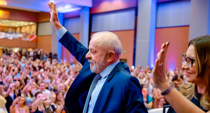 Lula sanciona lei que amplia licença-maternidade após alta da mãe e do bebê