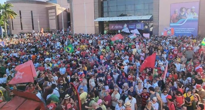 Manifestantes protestam em Vitória contra anistia a golpistas e 'PEC da Blindagem'