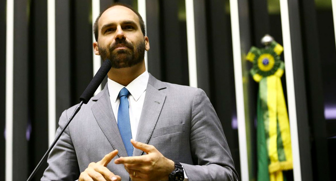 Moraes diz que Eduardo Bolsonaro está nos EUA para fugir da lei
