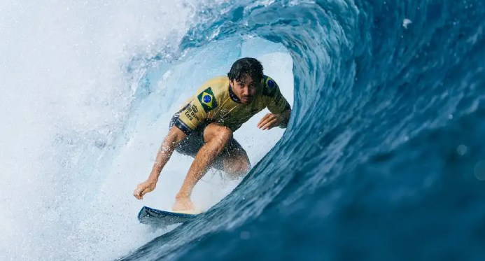 Yago Dora é campeão mundial de surfe profissional