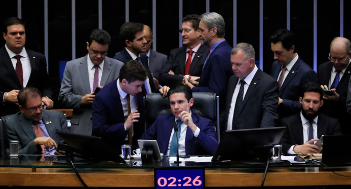 PEC da blindagem é aprovada por deputados e vai ao Senado