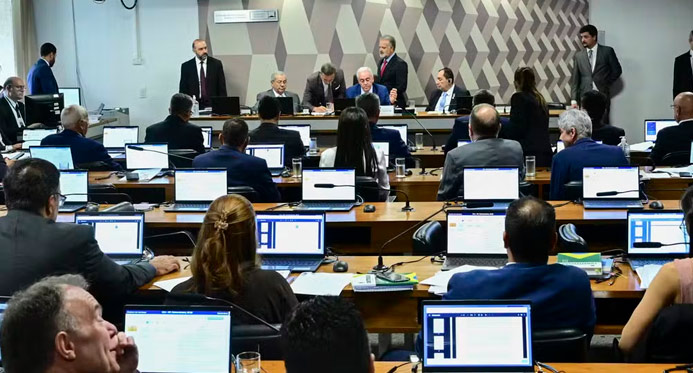 Por unanimidade, CCJ do Senado rejeita PEC da Blindagem