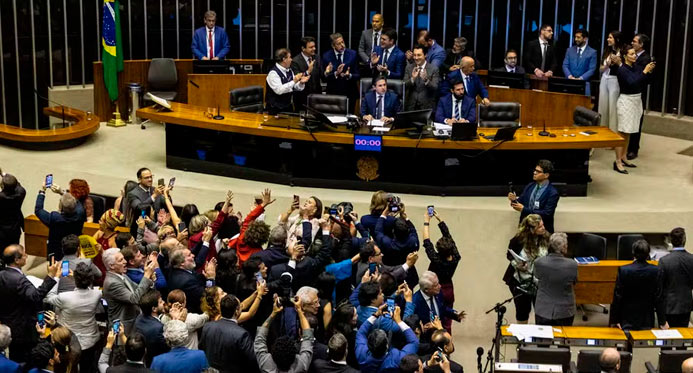 Câmara aprova isenção do IR para quem ganha até R$ 5 mil