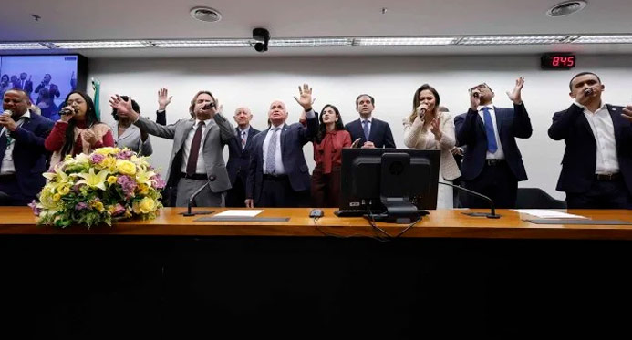 Câmara aprova urgência para votar projeto que cria bancada cristã