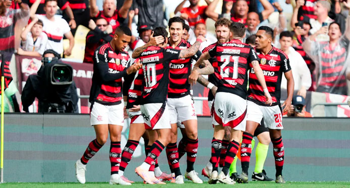 Flamengo vence Palmeiras, encosta na liderança e embola o Brasileirão