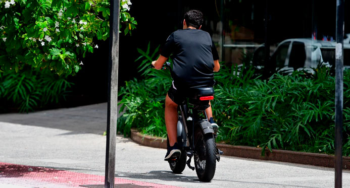 Linhares aprova 'Bike Legal' e estabelece novas regras para bicicletas e patinetes elétricos