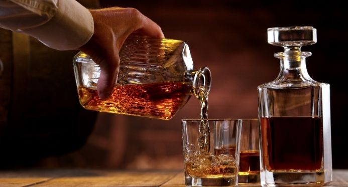 Prisão de até 15 anos para quem alterar bebidas e causar morte é aprovada na Câmara