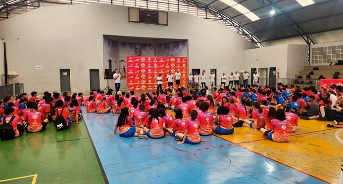 Projeto 'Virando o Jogo' abre 300 vagas de vôlei em 5 cidades do ES